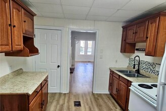 144 S Nicholas St in St. Clair, PA - Building Photo - Building Photo