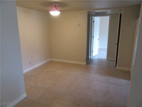 4954 River Glen Dr in Las Vegas, NV - Building Photo - Building Photo