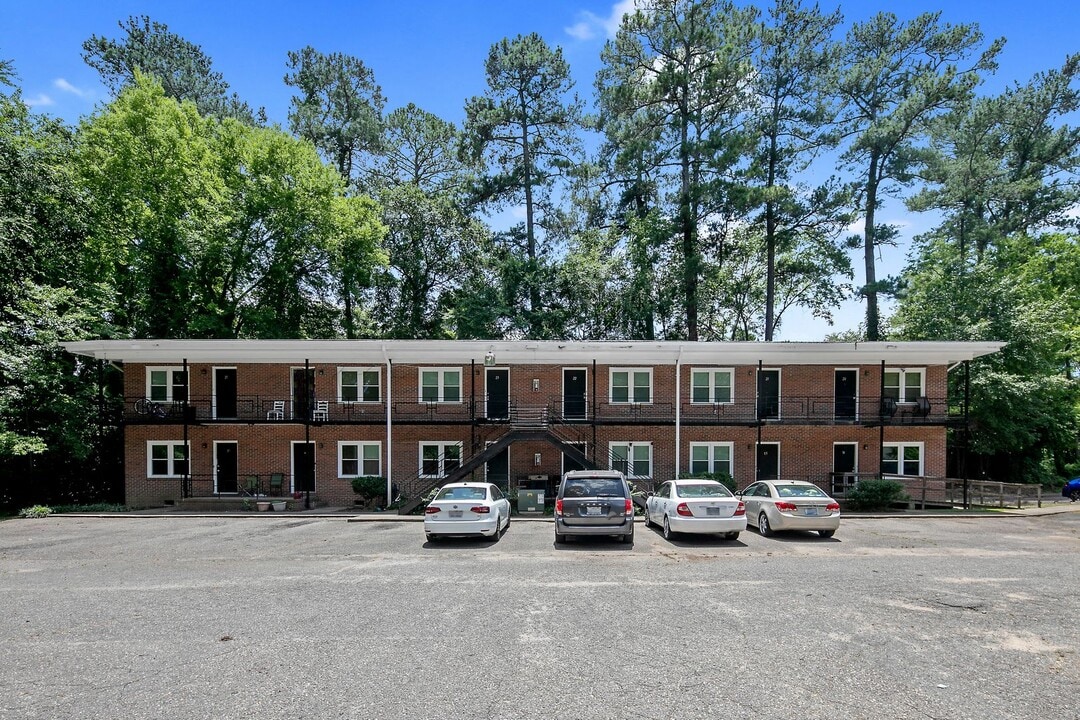 210 Colonial Dr in Fayetteville, NC - Building Photo