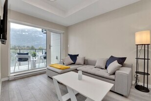 38037-38032 2 Ave in Squamish, BC - Building Photo