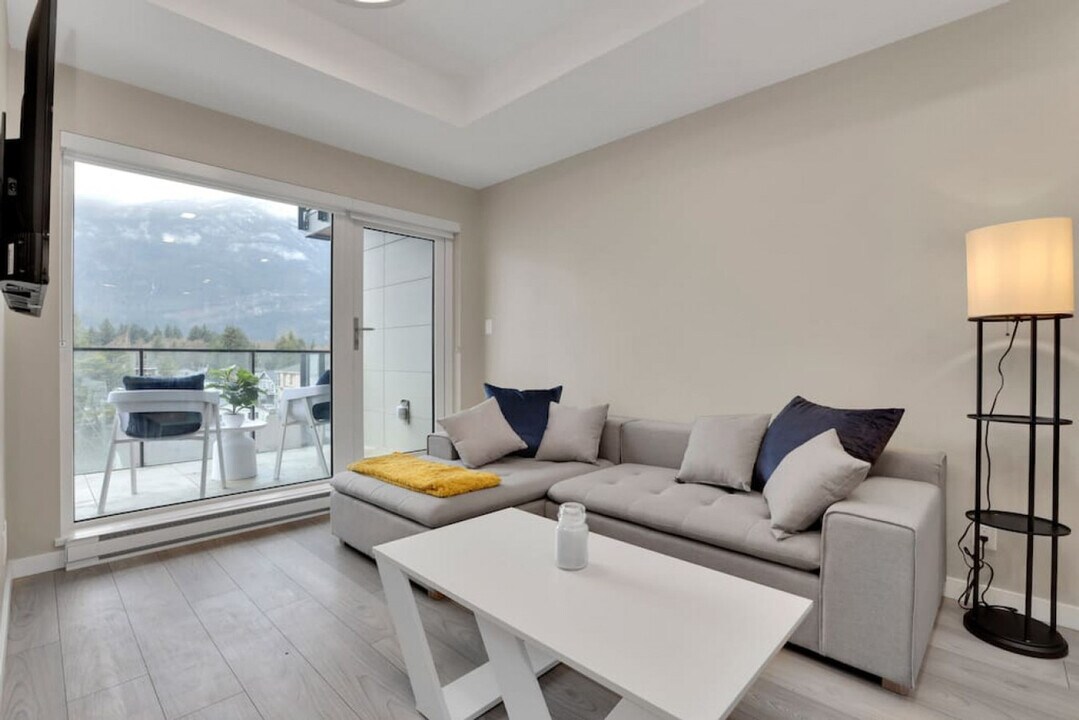 38033-38032 2 Ave in Squamish, BC - Building Photo