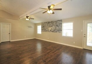 9260 Josey St in Beaumont, TX - Building Photo - Building Photo