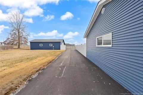 102 Melanie Ln in Charlestown, IN - Foto de edificio - Building Photo