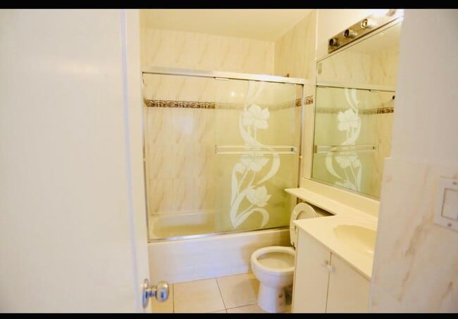 7441 Victoria Dr in Vancouver, BC - Building Photo - Building Photo