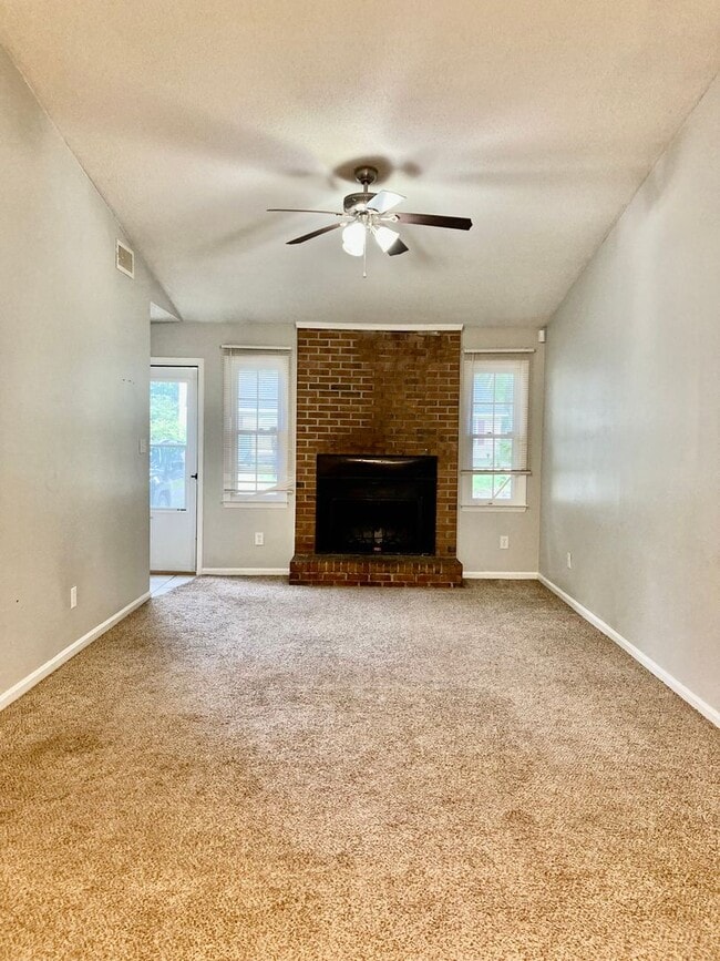 407 Cedar Crk Dr in Jacksonville, NC - Building Photo - Building Photo