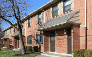 Stanley Rowe Towers and Townhomes in Cincinnati, OH - Building Photo - Building Photo