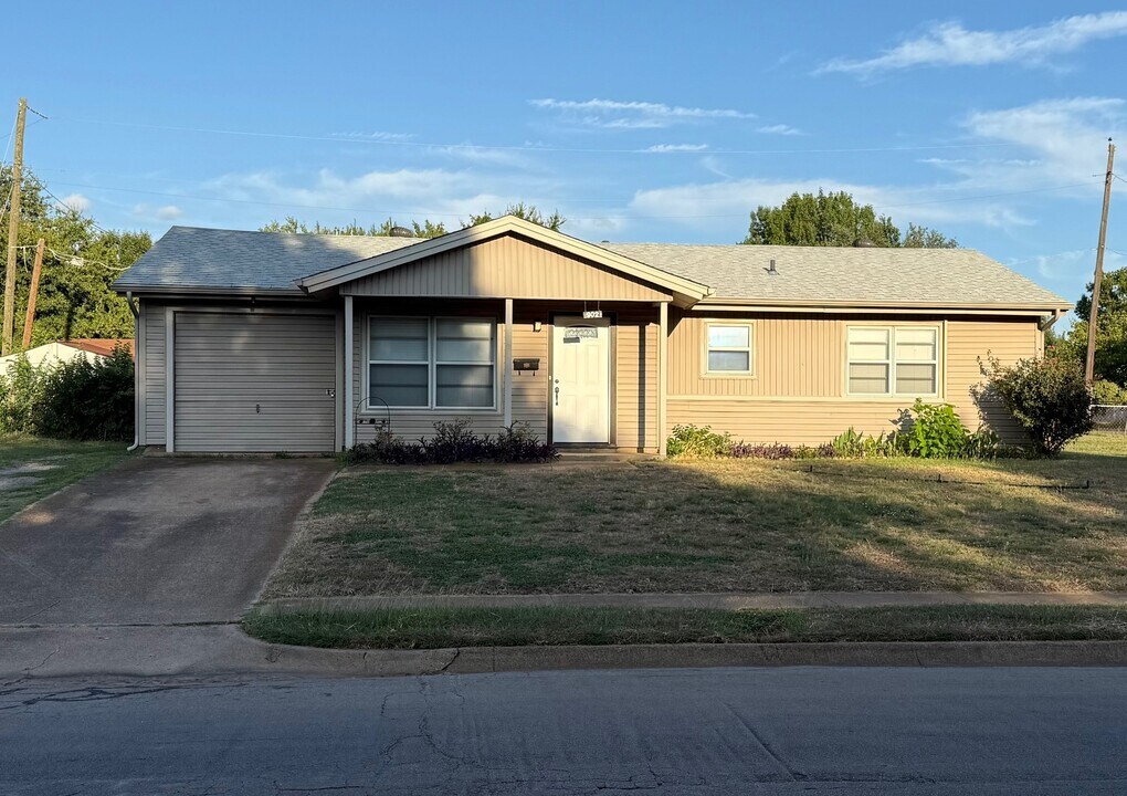 902 Denton Dr in Euless, TX - Building Photo