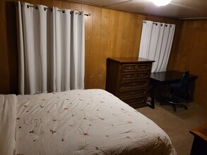 11727 Harrisburg Rd, Unit BR3 Front Middle Bedroom with large closet in Fort Mill, SC - Foto de edificio - Building Photo