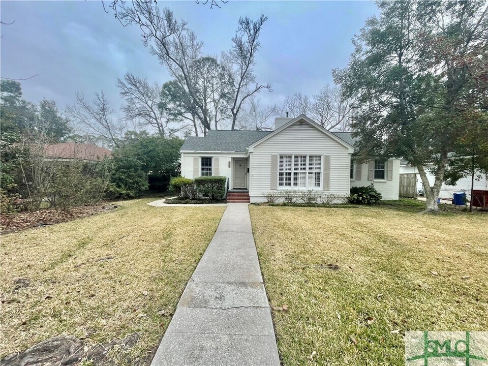 220 E 65th St in Savannah, GA - Building Photo