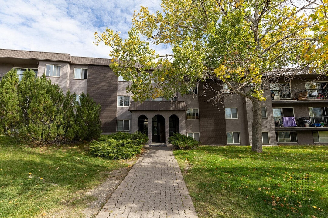 Huntsville Apartments in Calgary, AB - Building Photo