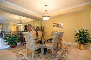 526 Laguna Royale Blvd-Unit -302 in Naples, FL - Foto de edificio - Building Photo