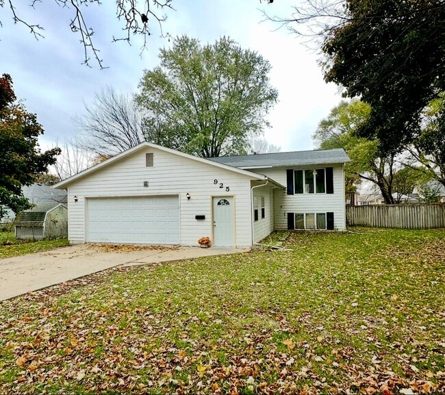 property at 925 11th Ave NE