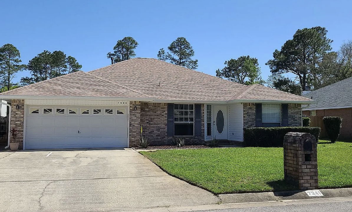 7341 Peterson Ln in Pensacola, FL - Foto de edificio