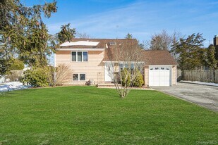 77 Washington Ave in Islip Terrace, NY - Building Photo