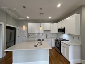 16 Baker Ct, Unit 2 in Boston, MA - Building Photo - Building Photo