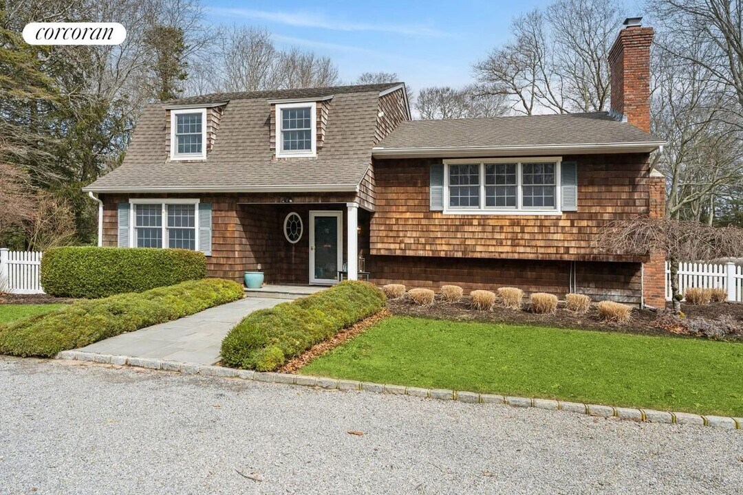 44 Midhampton Ave in Quogue, NY - Building Photo
