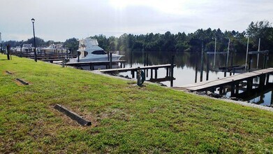 8876 SW Fishermans Wharf Dr in Stuart, FL - Building Photo - Building Photo