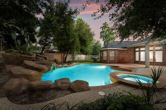 6 Hithervale Ct in The Woodlands, TX - Foto de edificio - Building Photo