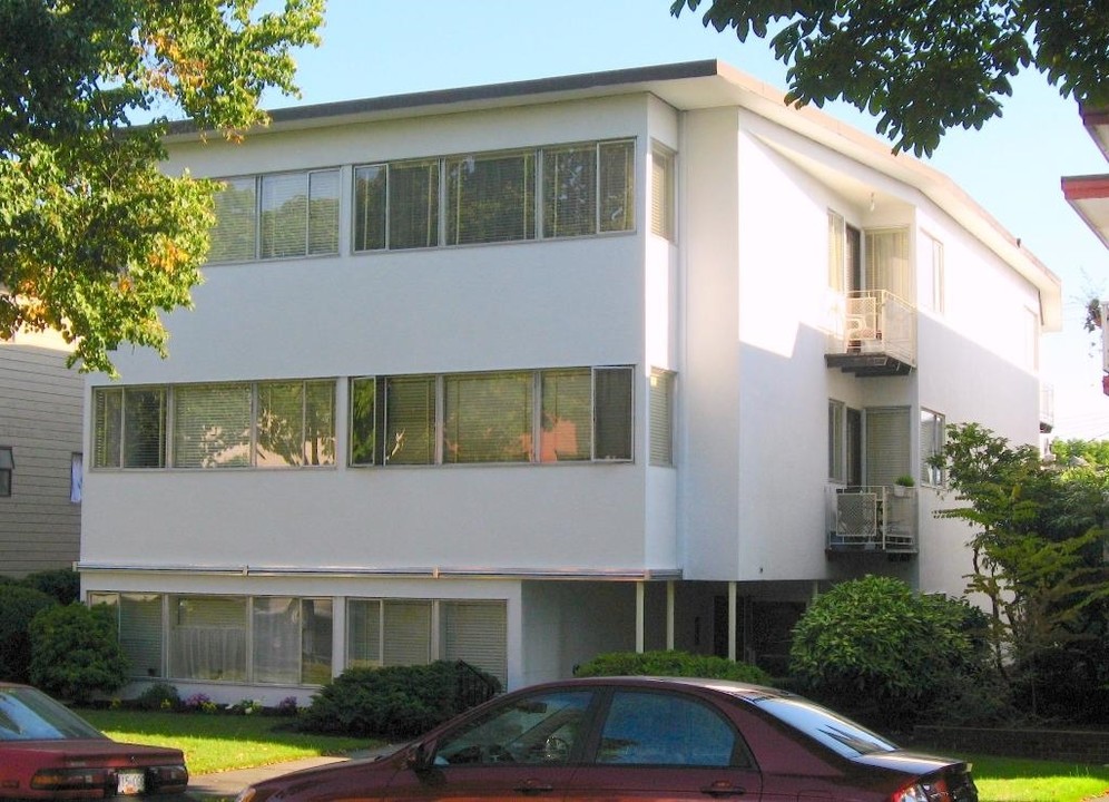 Parisienne Apartment in Vancouver, BC - Building Photo