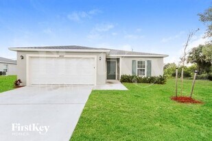 4057 SW McIntyre St in Port St. Lucie, FL - Building Photo