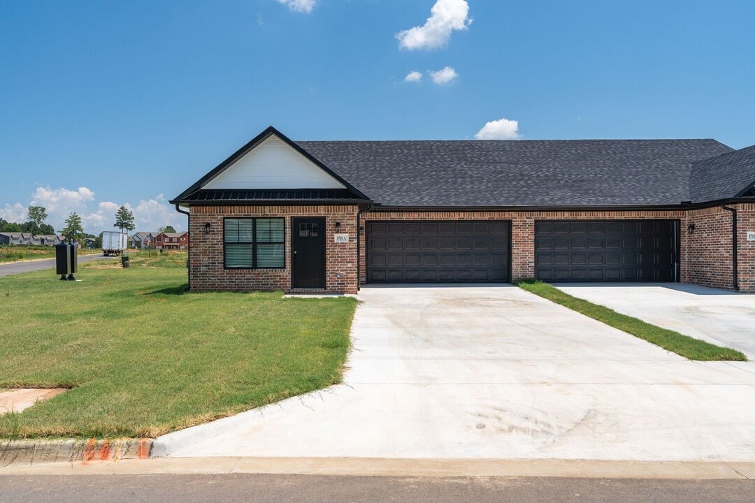 8821 Cantera Dr in Fort Smith, AR - Building Photo