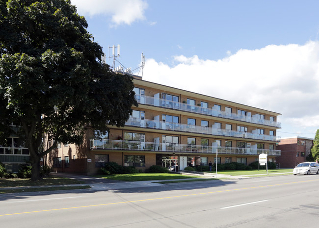 De Laurentian Apartments in Hamilton, ON - Building Photo - Building Photo