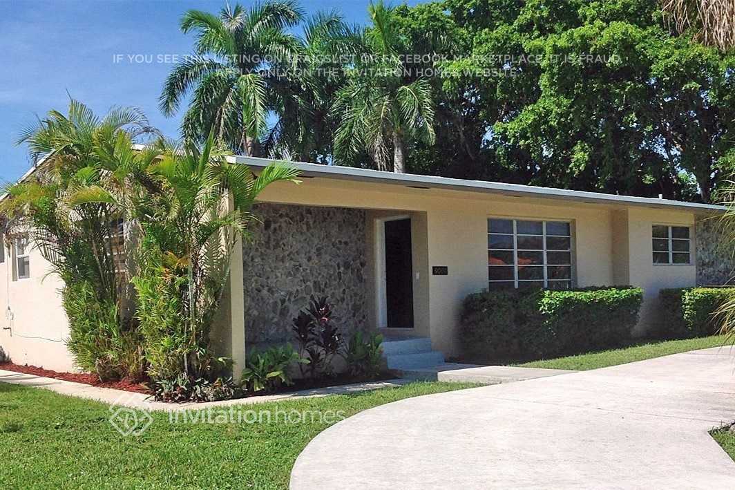 9000 SW 164th St in Palmetto Bay, FL - Foto de edificio