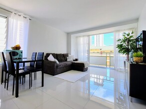445 Kaiolu St in Honolulu, HI - Foto de edificio - Building Photo