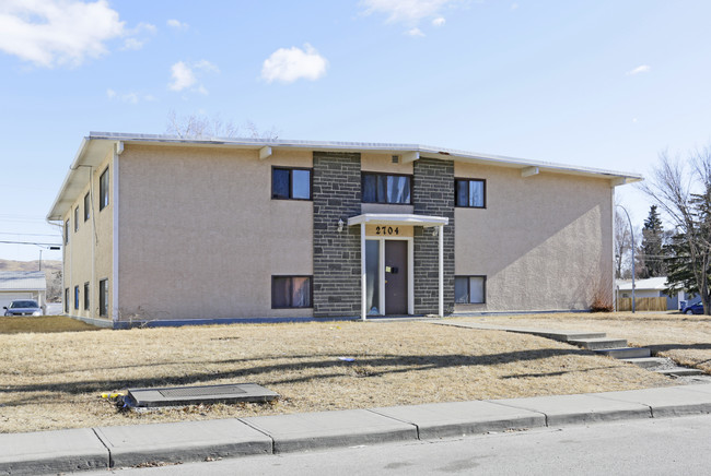 2704 Brentwood Blvd NW in Calgary, AB - Building Photo - Primary Photo