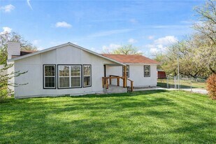 5748 N Graham Rd in Springdale, AR - Building Photo