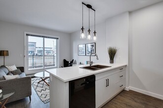 327 Canals Crossing SW in Airdrie, AB - Building Photo - Building Photo
