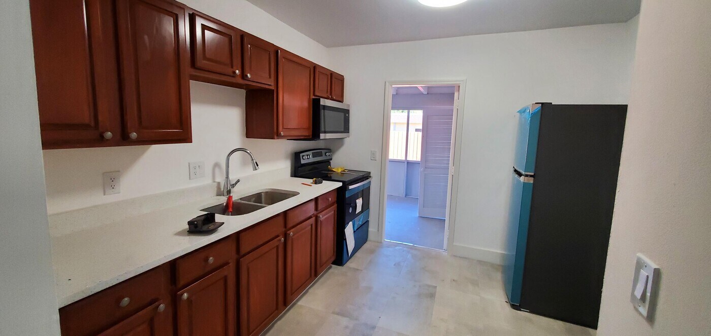 2872 N Dixie Hwy in Boca Raton, FL - Building Photo
