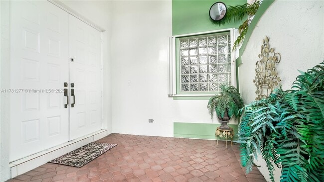 1061 Bel Aire Dr E in Pembroke Pines, FL - Foto de edificio - Building Photo