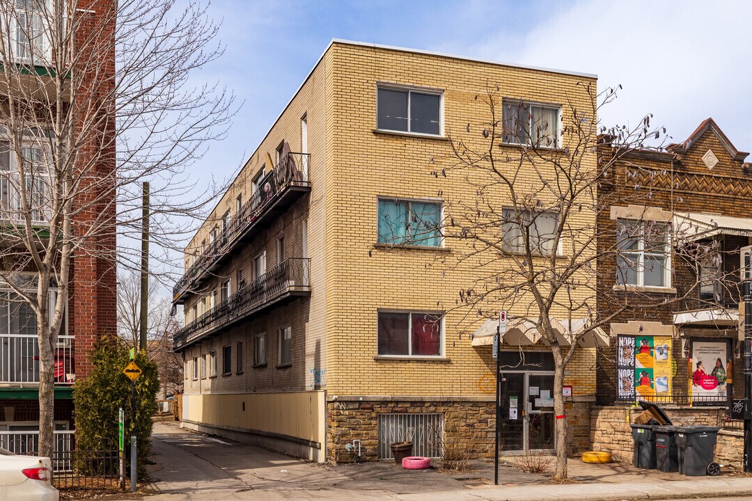 2333 Rosemont Boul in Montréal, QC - Building Photo