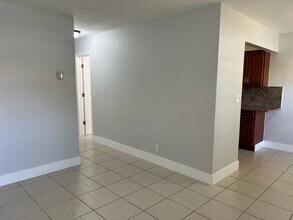 3071 NW 43rd St in Lauderdale Lakes, FL - Foto de edificio - Building Photo