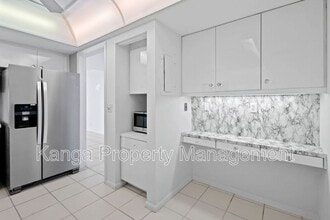 2425 Presidential Way in West Palm Beach, FL - Building Photo - Building Photo