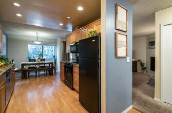 6745 SW Scholls Ferry Rd, Unit Charming 2 bedroom Condo in Beaverton, OR - Building Photo - Building Photo
