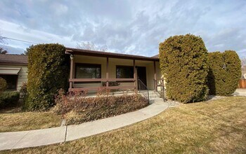 3715 Warren Way in Reno, NV - Foto de edificio - Building Photo