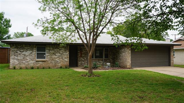 1404 Harrison Ln in Hurst, TX - Building Photo