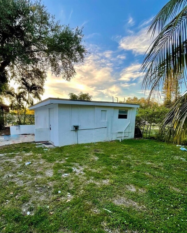 2265 NW 100th St in Miami, FL - Building Photo - Building Photo