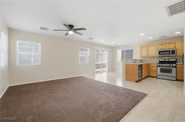 8208 W Wildwood Glen Dr in Las Vegas, NV - Building Photo - Building Photo