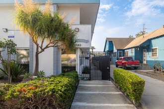 912 E. La Palma Dr. in Inglewood, CA - Foto de edificio - Building Photo