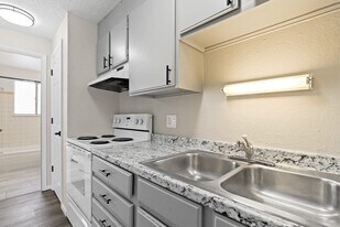 Royal Chateau Apartments in Denver, CO - Building Photo