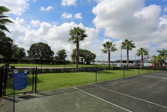 Harbour Cay in Largo, FL - Foto de edificio - Building Photo