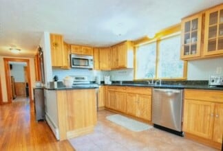 10 Avery Ave in Wellfleet, MA - Building Photo - Building Photo