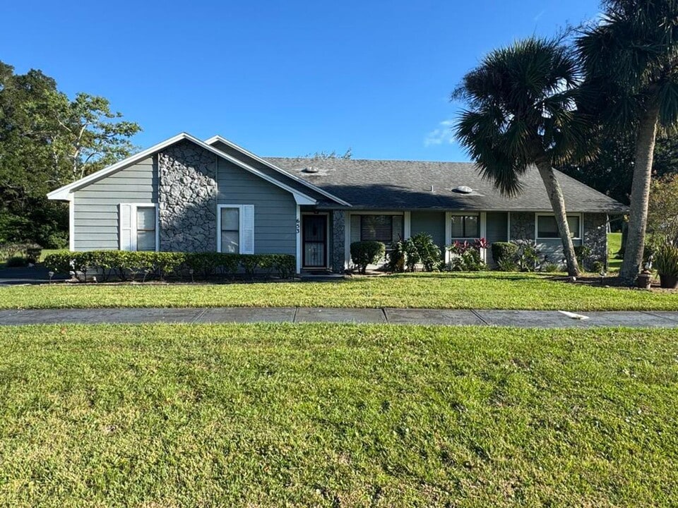 653 Pelican Bay Dr in Daytona Beach, FL - Building Photo