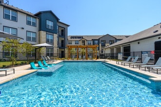 The Crossing at Clear Creek in Dallas, TX - Building Photo - Building Photo
