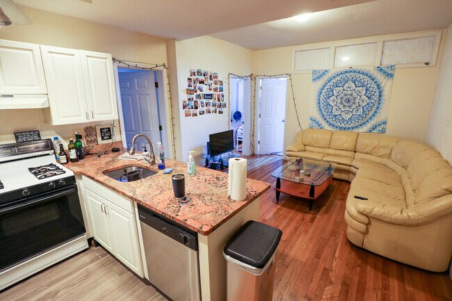 322 St Paul St, Unit 2 in Brookline, MA - Building Photo - Building Photo