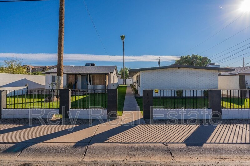 805 E Turney Ave in Phoenix, AZ - Building Photo