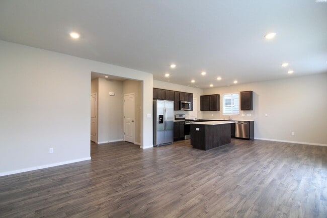 8043 Ranchland Ln in West Richland, WA - Building Photo - Building Photo